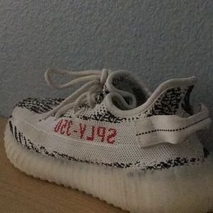 Used but not really dirty Yeezy shoes in size US 7